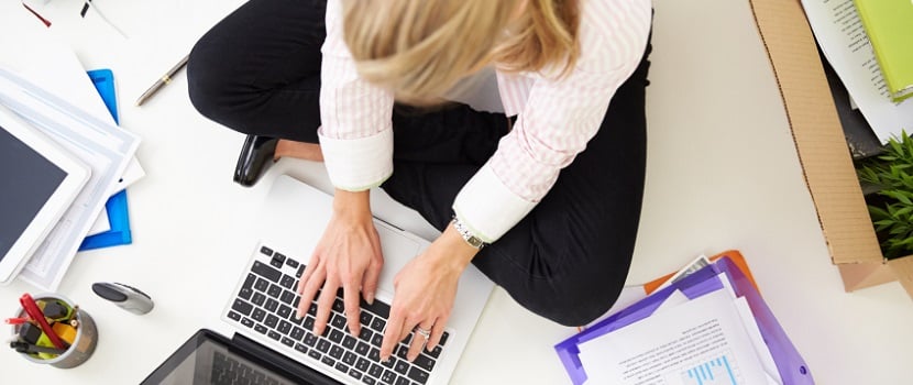 femme assise sur bureau en face de l'ordinateur