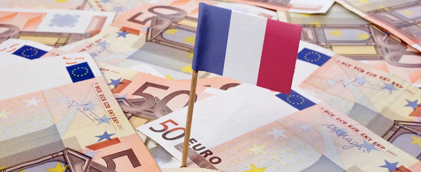 Drapeau français sur un tas de billet de 50 euros