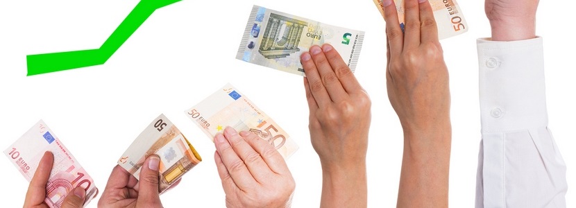 Des mains tenant des billets d'euros 
