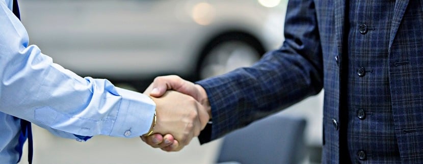 Poignée de mains pour location de véhicules 
