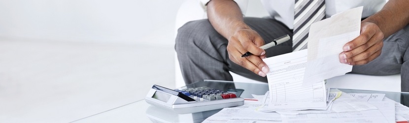 Un homme en pleine gestion des finances 