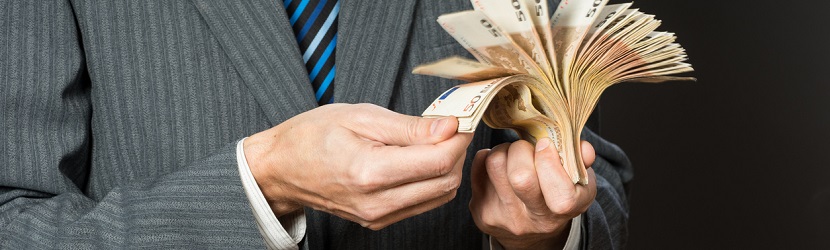  Un homme tenant une liasse de billets de cinquante euros