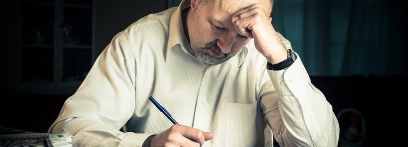 Un chef d'entreprise en train de gérer ses finances 