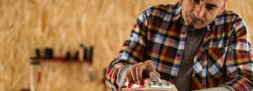 Un ouvrier en train de travailler 