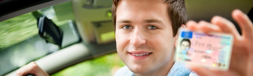  Jeune garçon et son permis de conduire à la main