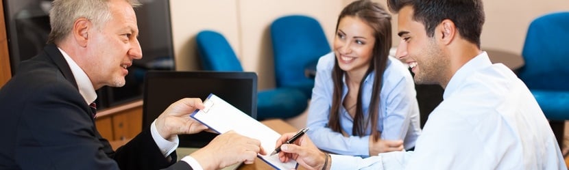 Couple en face d'un banquier 