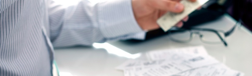  Un homme en pleine gestion de la fiscalité