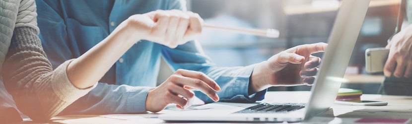 Des salariés d'entreprise en pleine réflexion 