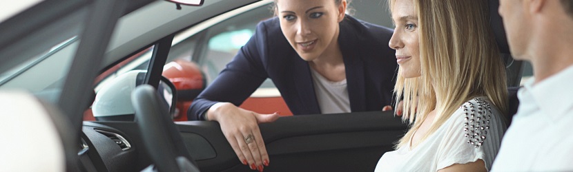 des clients dans une voiture pour achat 