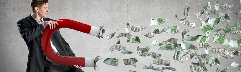 Un homme d'affaire qui attire des billets d'argent