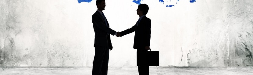  Hommes d'affaires devant une carte européenne