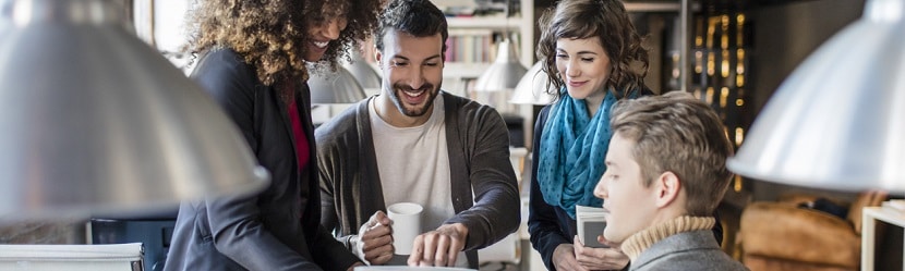 Jeunes en train de réfléchir à la création d'une entreprise  