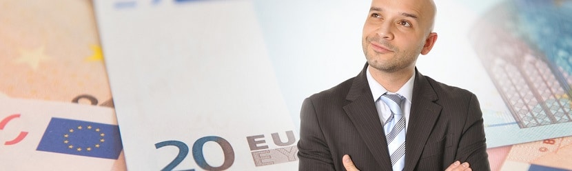  Un chef d'entreprise en réflexion financière