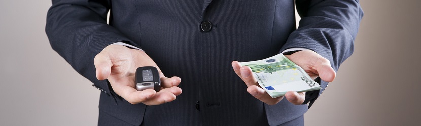 Un professionnel tenant de la monnaie et une clé de voiture 