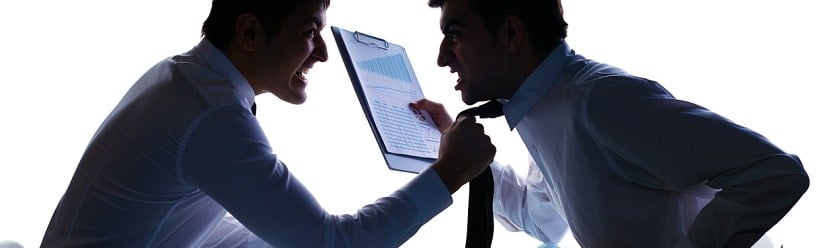 Adjoint et dirigeant pme en colère 