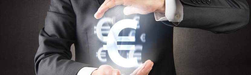  Un homme ayant le symbole de l'euro entre les mains