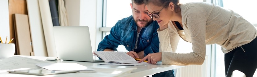  Des salariés en étude sur l'obtention d'un crédit