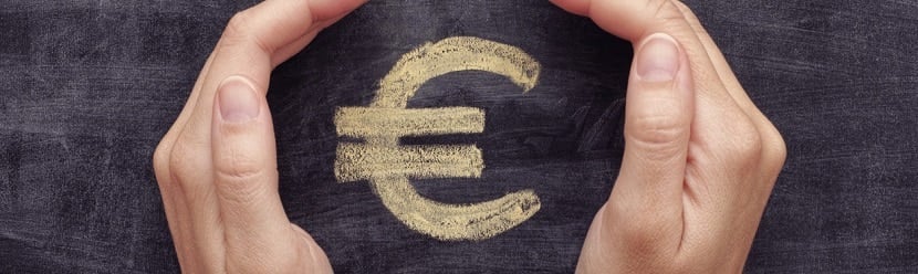 Des mains autour du symbole de l'euro
