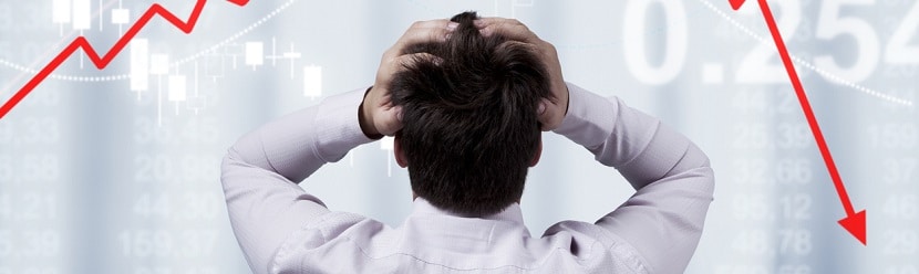  Un homme desespéré devant le tableau de bourse