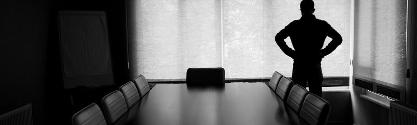 Un homme d'affaires en pleine reflexion 