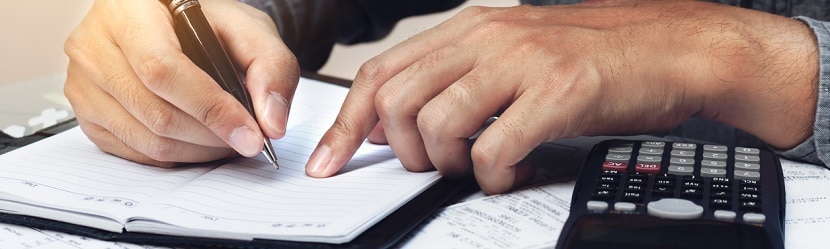 Un professionnel en train de payer ses factures 