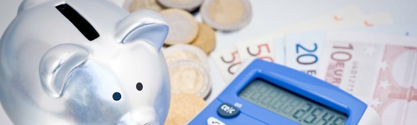  calculatrice, tirelire et pièces