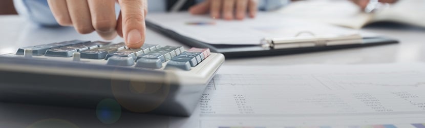  Un professionnel en pleine etude de compte