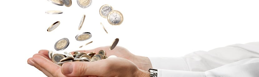  Un homme reçoit de l'argent