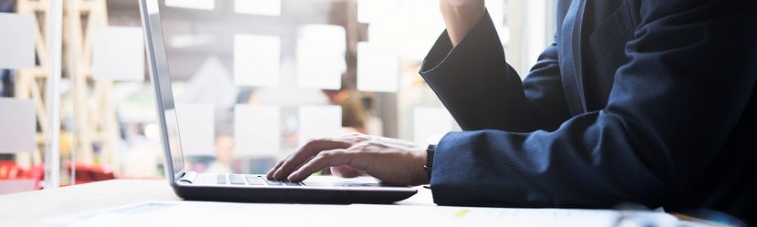  Un entrepreneur devant son ordinateur