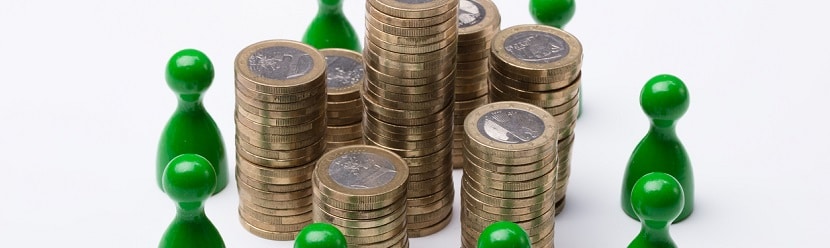 Pile de pièce entourée de Figures verts