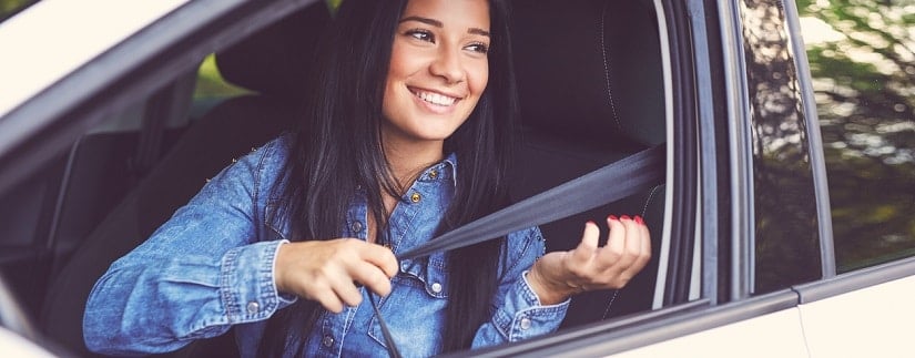jeune femme au volant 
