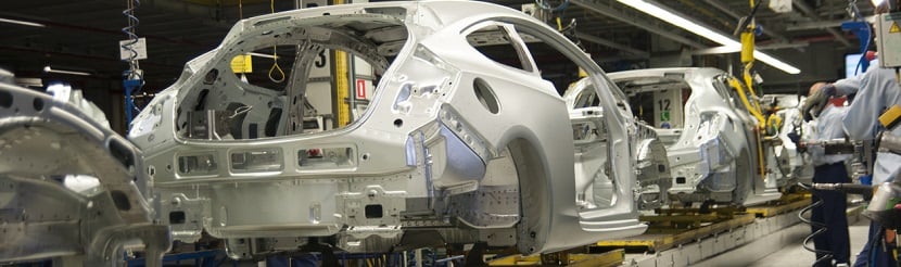 Voitures sur la ligne de production 