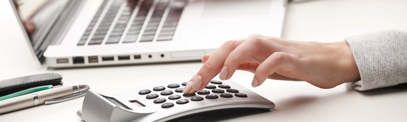  un financier sur son ordinateur