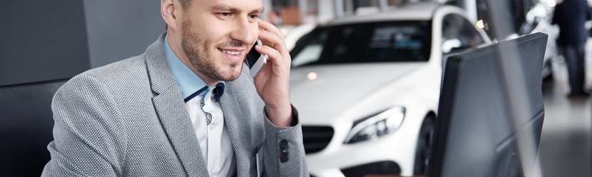 Un vendeur de voiture 