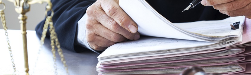 Un professionnel de la justice devant ses dossiers 