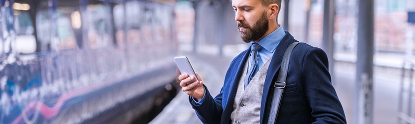 Un professionnel qui attend les transports 