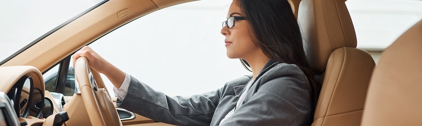 une femme dans son véhicule 