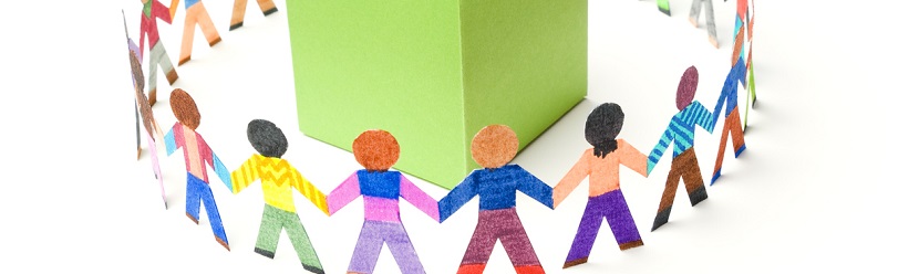 Individus autour d'une maisonnette 