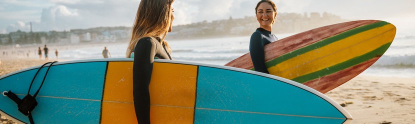 Deux amies avec planches de surf