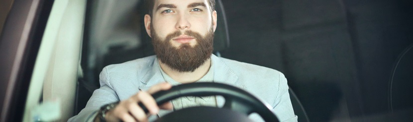 un homme dans sa voiture