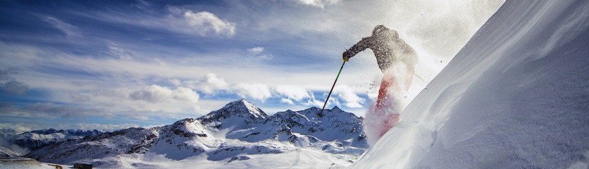 Skieur extrême dans la poudreuse