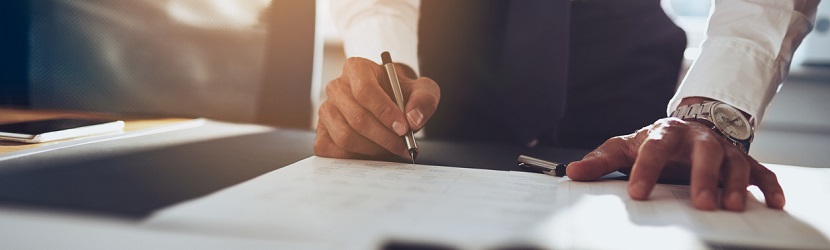 un professionnel devant des documents 