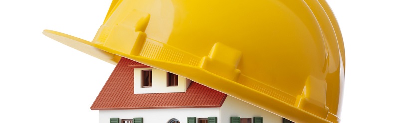 Maison modèle miniature avec casque jaune