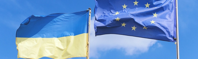 Drapeaux de l'Union européenne et l'Ukraine