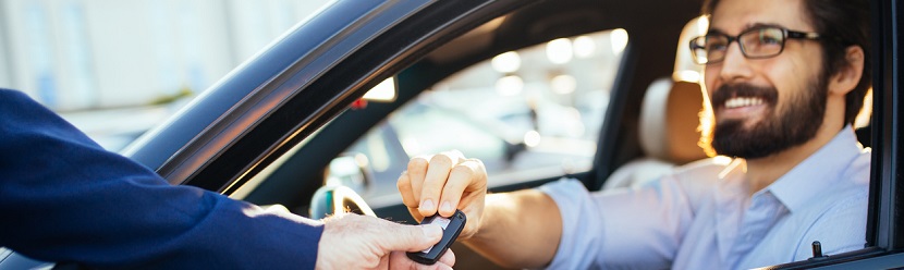 un homme dans sa voiture