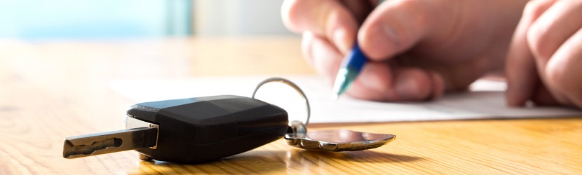 une clef de voiture sur un bureau