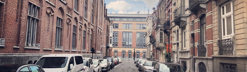 Quartier résidentiel avec des voitures garées dans la rue, Bruxelles