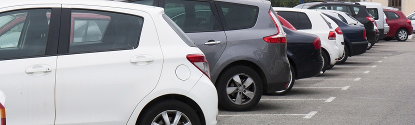 des voitures sur un parking