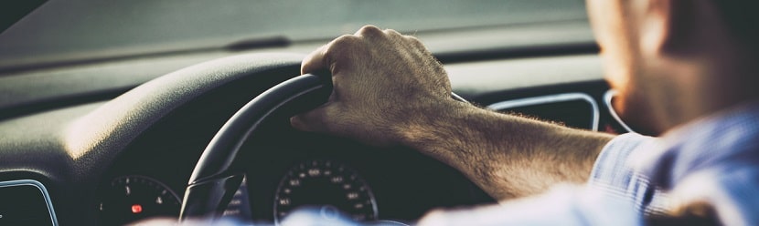 un homme dans sa voiture de fonction