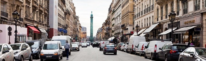 rue parisienne avec des voitures en stationnement